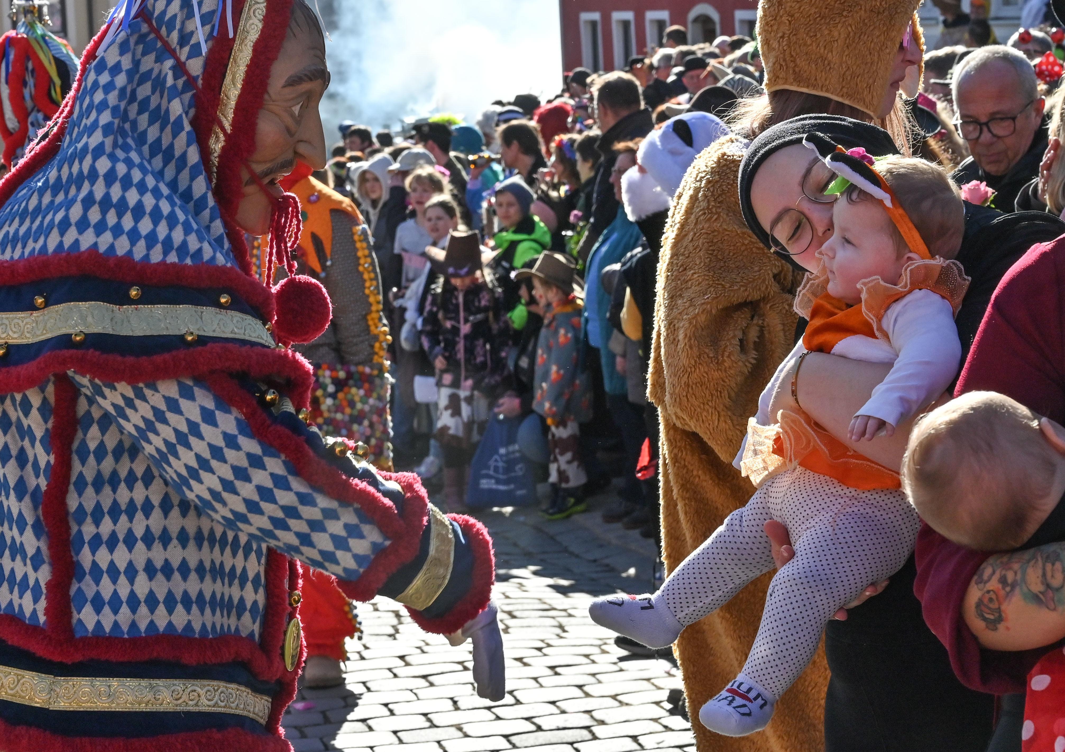 Mit viel „Gredonia helau!“ zogen die Narren durch Gredings Straßen. Die letzten Faschings-Stunden wurden gebührend gefeiert.
