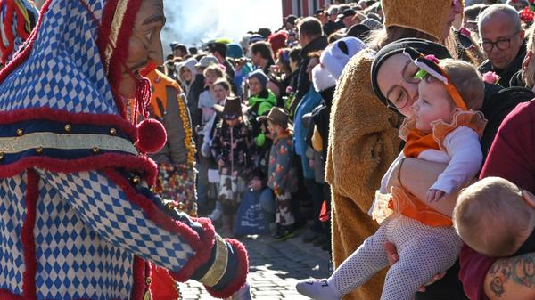 Mit viel „Gredonia helau!“ zogen die Narren durch Gredings Straßen. Die letzten Faschings-Stunden wurden gebührend gefeiert.