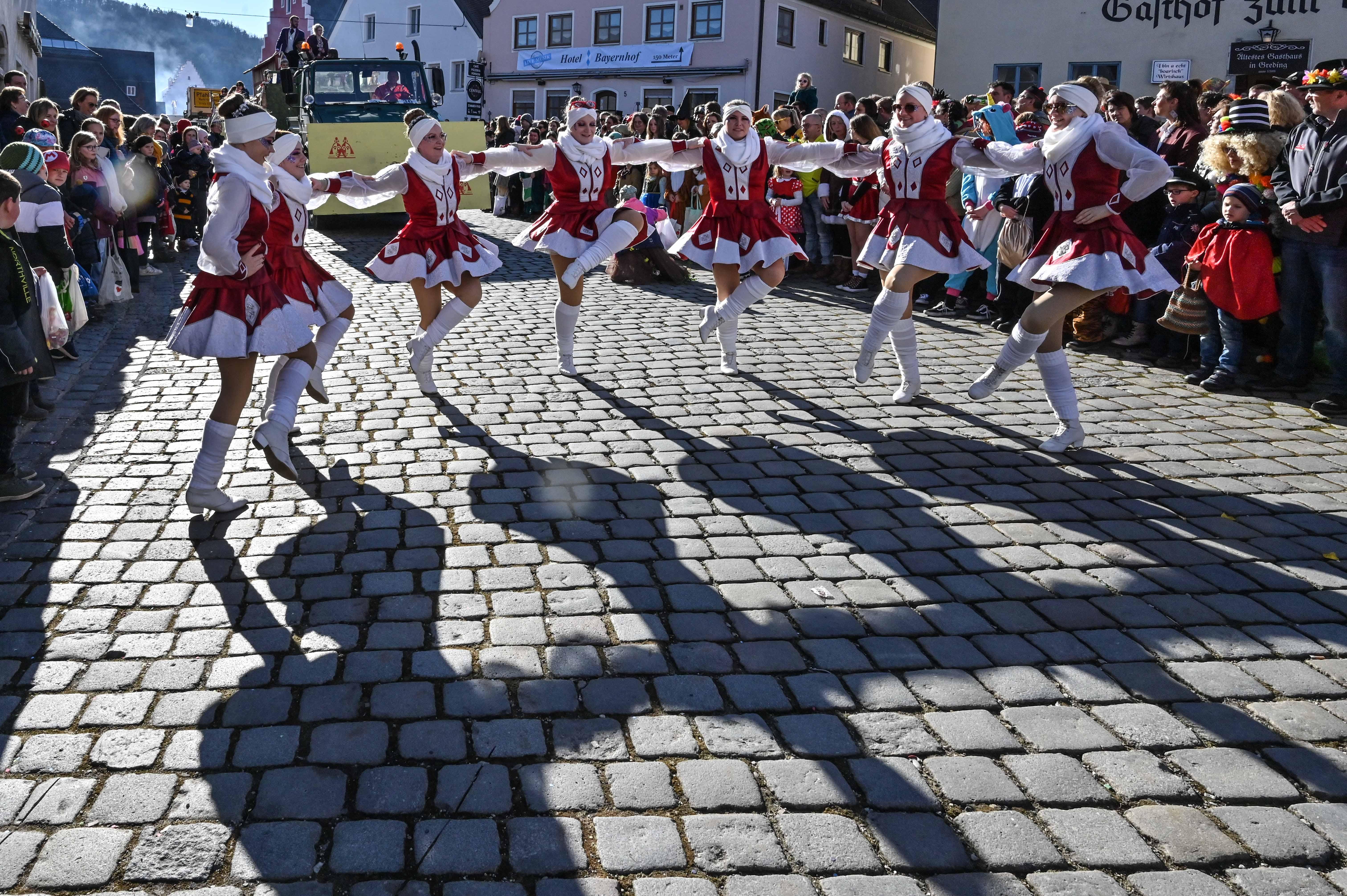 Mit viel „Gredonia helau!“ zogen die Narren durch Gredings Straßen. Die letzten Faschings-Stunden wurden gebührend gefeiert.