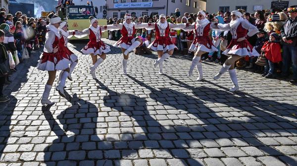 Mit viel „Gredonia helau!“ zogen die Narren durch Gredings Straßen. Die letzten Faschings-Stunden wurden gebührend gefeiert.