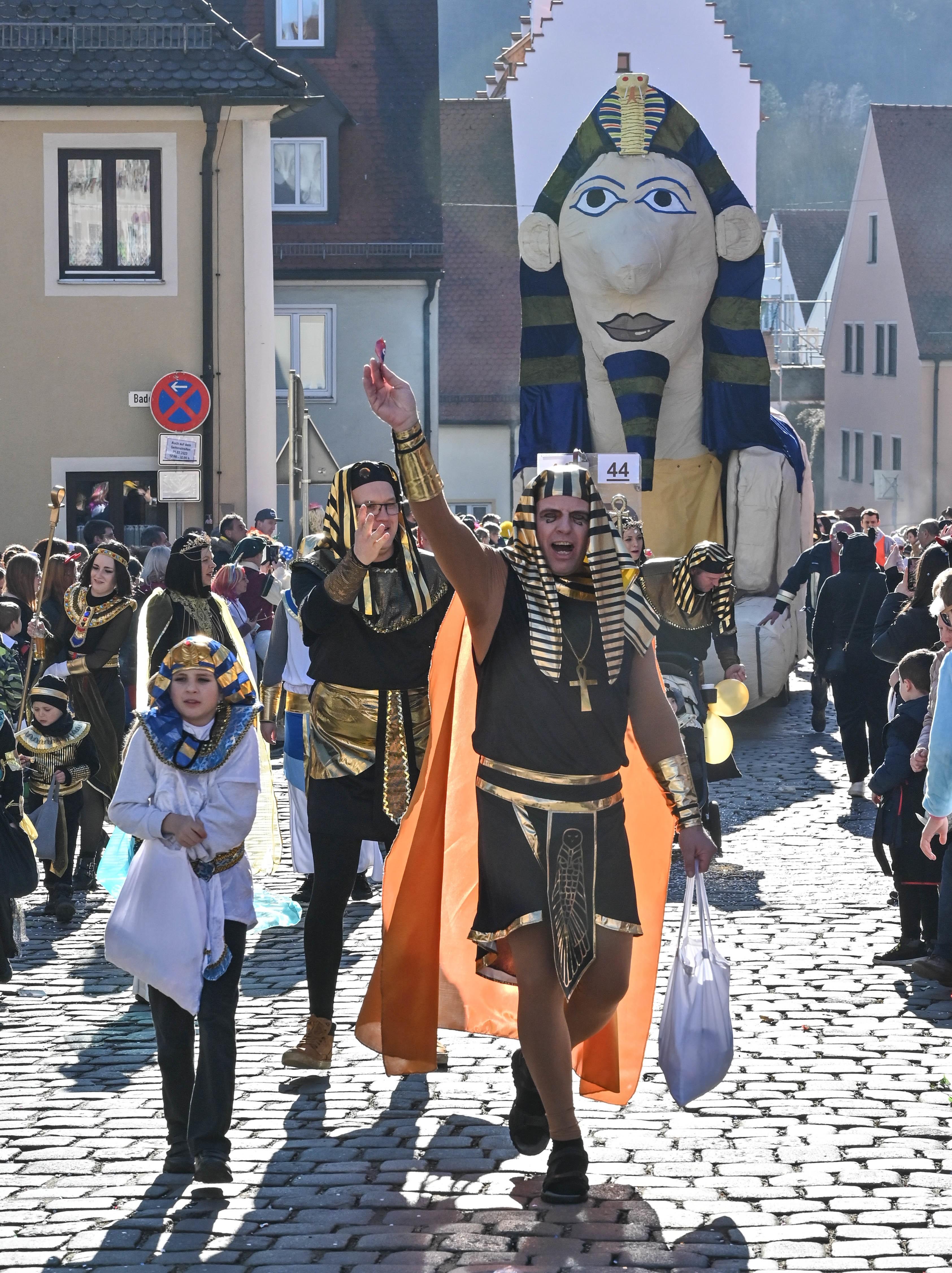 Mit viel „Gredonia helau!“ zogen die Narren durch Gredings Straßen. Die letzten Faschings-Stunden wurden gebührend gefeiert.