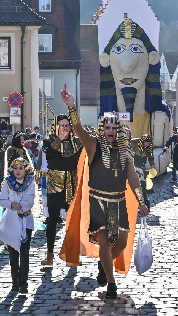 Mit viel „Gredonia helau!“ zogen die Narren durch Gredings Straßen. Die letzten Faschings-Stunden wurden gebührend gefeiert.
