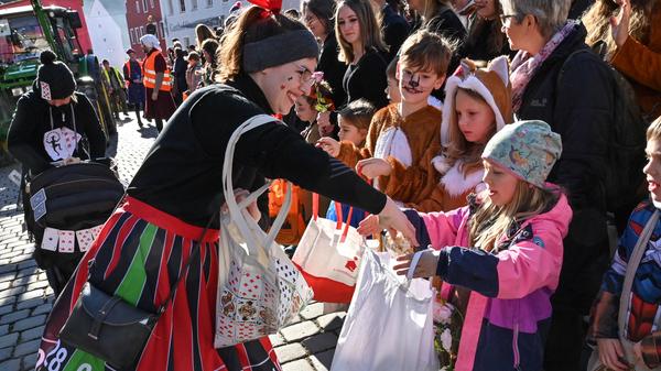 Mit viel „Gredonia helau!“ zogen die Narren durch Gredings Straßen. Die letzten Faschings-Stunden wurden gebührend gefeiert.