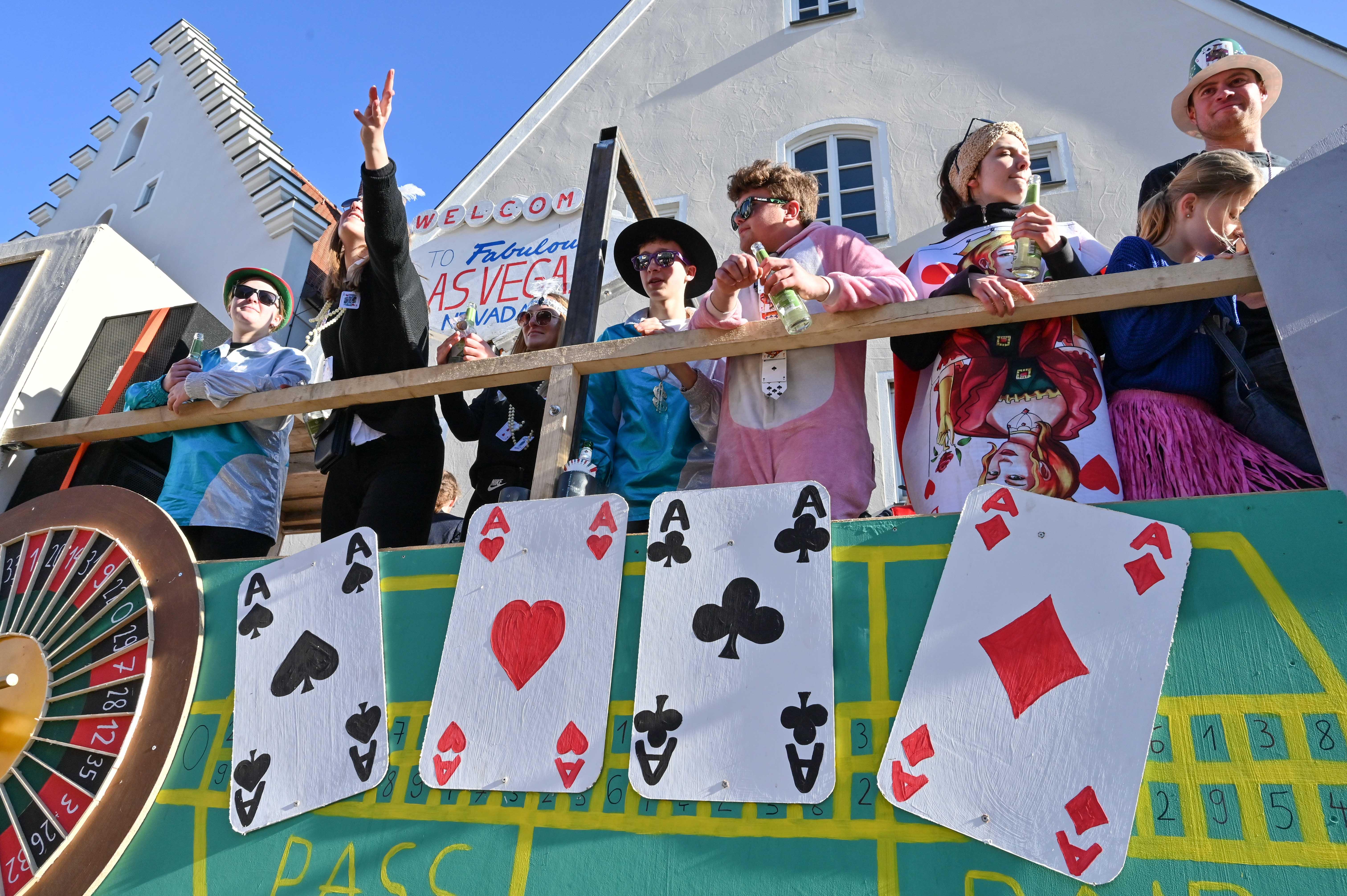 Mit viel „Gredonia helau!“ zogen die Narren durch Gredings Straßen. Die letzten Faschings-Stunden wurden gebührend gefeiert.