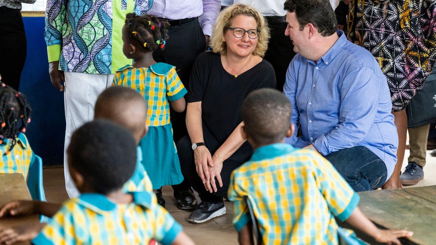 Bundesentwicklungsministerin Svenja Schulze und Bundesarbeitsminister Hubertus Heil besuchen eine Schule der Sunbeam Foundation in Ghana.