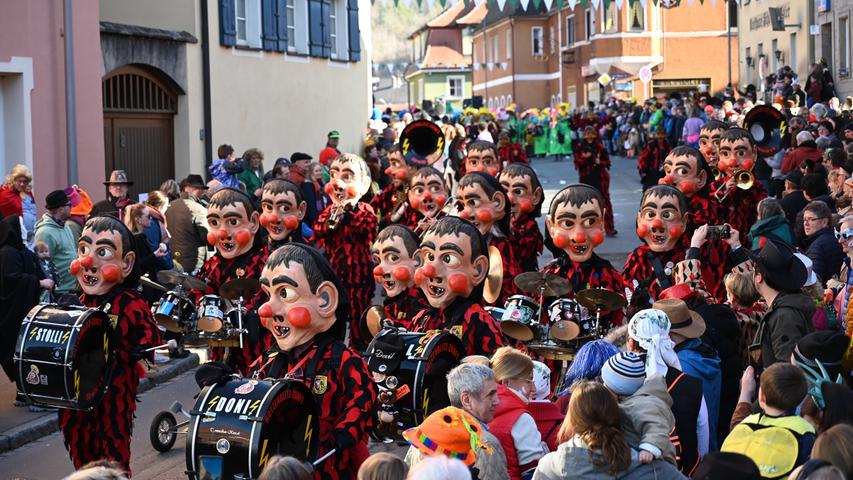 Die bunten Kostüme und Wagen begeisterten in der Faschingshochburg auch in diesem Jahr die Zuschauer. 