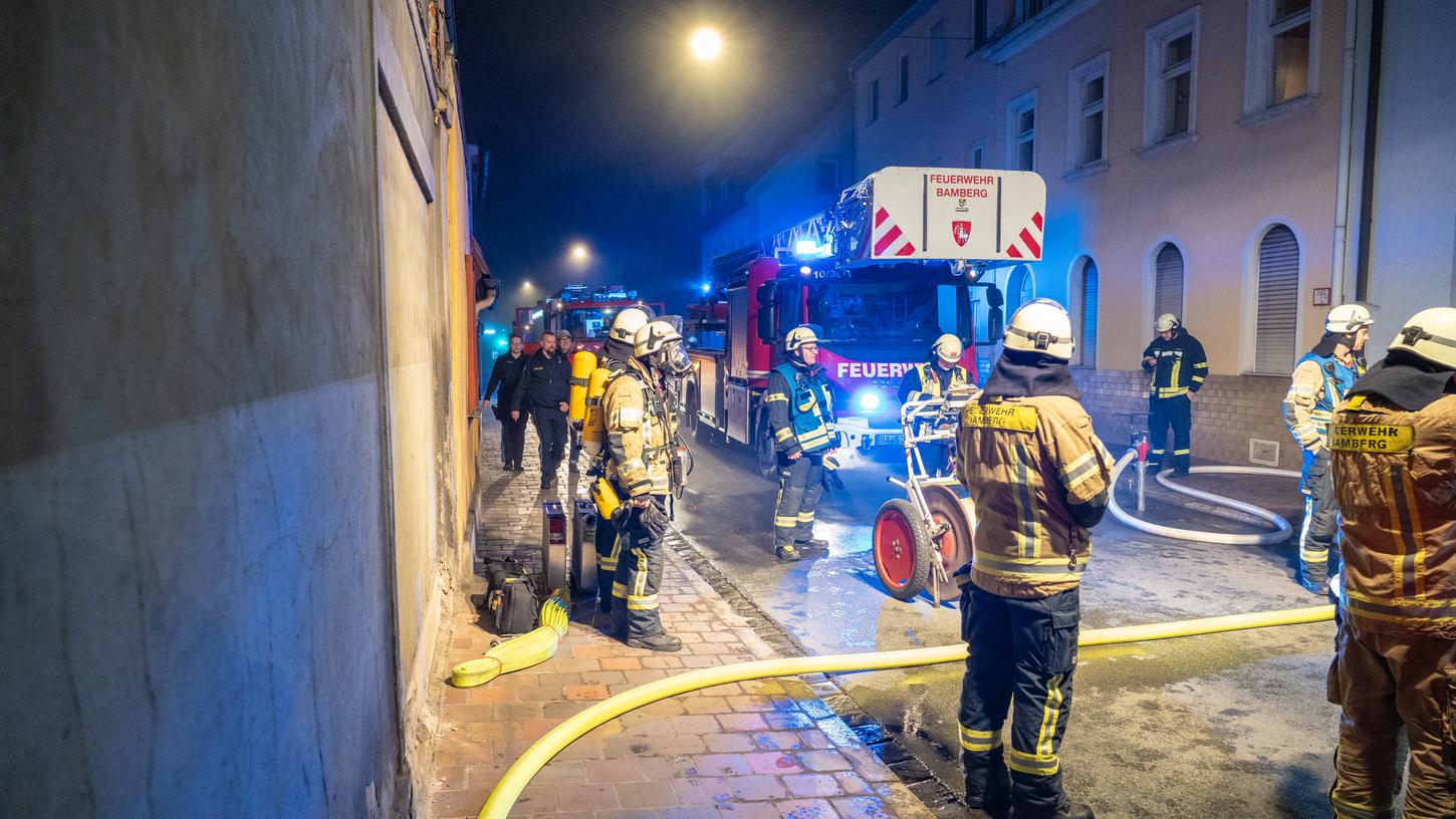 Am Mittwochmorgen (22.02.2023) kam es in der Nürnberger Straße in Bamberg zu einem Zimmerbrand im ersten Obergeschoss.