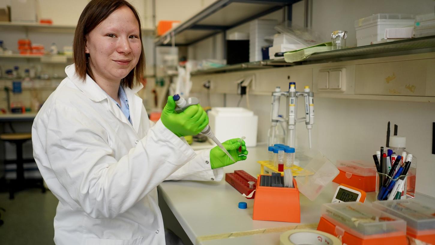 Nadine Großmann, Mitglied des Vorstands des Vereins Loudrare und Biochemikerin, steht in einem Labor einer Berliner Universität. Großmann ist an dem Gen-Defekt "FOP" erkrankt: Dort bilden sich bei der Wundheilung Knochen statt Narbengewebe.