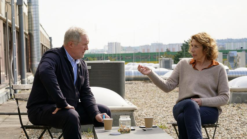 Bei einer Zigarette auf dem Dach des Präsidiums besprechen Moritz und Bibi den Fall. 