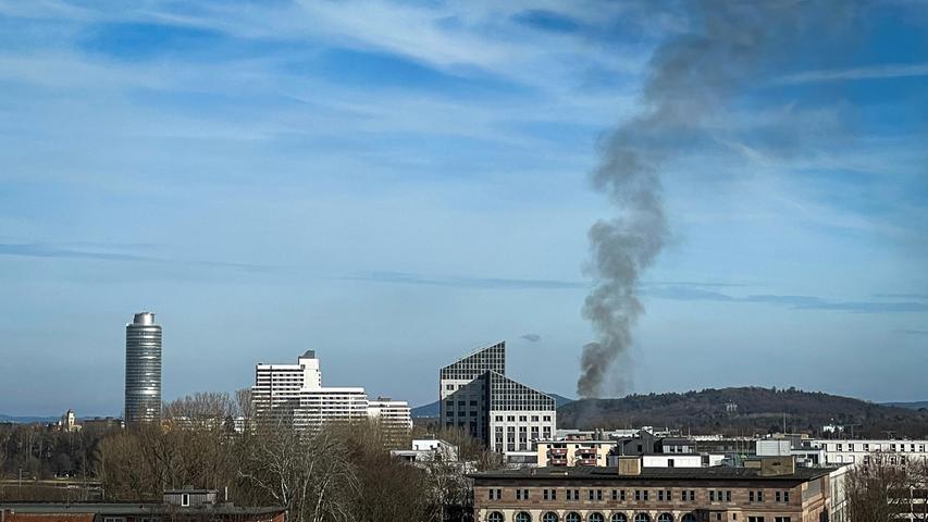 Zur Mittagszeit, gegen 14.20 Uhr, war die Rauchsäule auch aus dem Nürnberger Zentrum zu sehen.