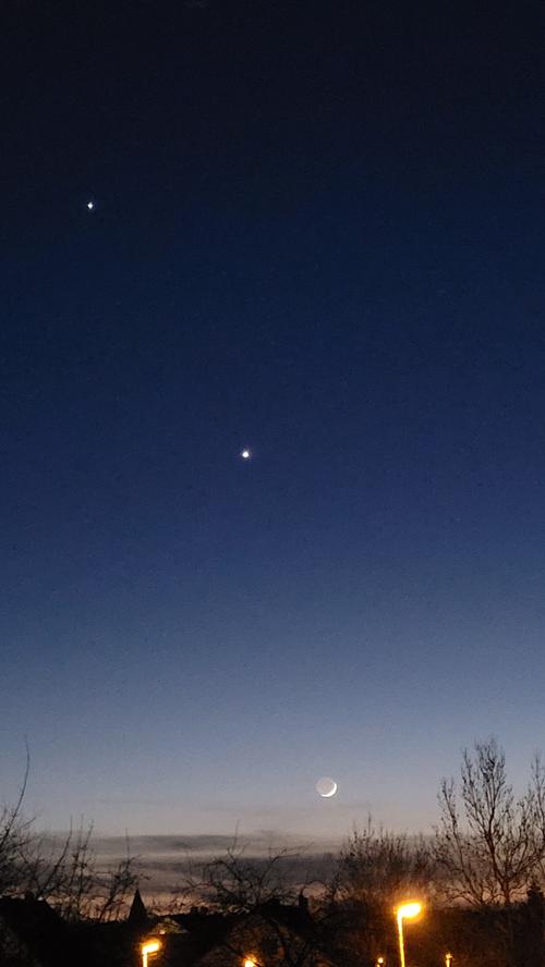Jupiter, Venus und Mond, in der Abenddämmerung, kurz bevor sie untergehen. Mehr Leserfotos finden Sie hier.