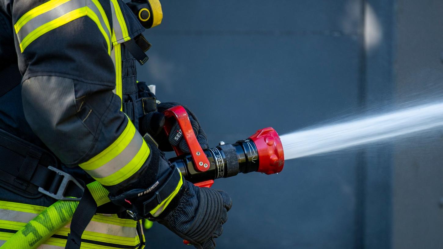 Die Feuerwehr konnte das Feuer löschen und ein Ausbreiten auf weitere Räumlichkeiten verhindern. (Symbolbild)