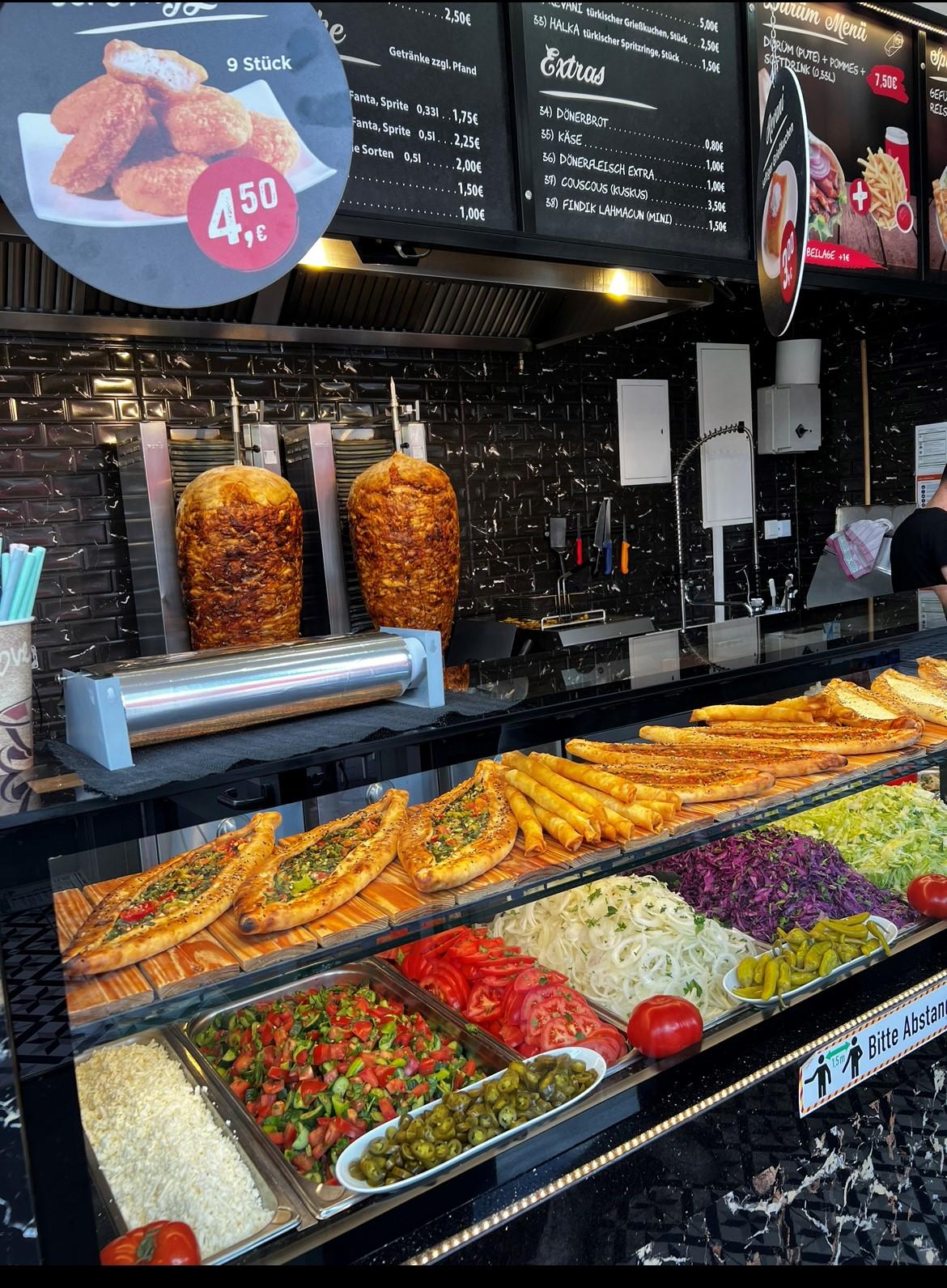 "Döner mit Liebe. Frisch vom Spieß", verspricht das K&F Dönerhaus am Leipziger Platz 1 bis 3. Das Dönerhaus am Nordostbahnhof beim ZARA Markt schafft es auf Platz 11.