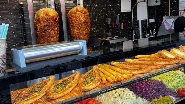 "Döner mit Liebe. Frisch vom Spieß", verspricht das K&F Dönerhaus am Leipziger Platz 1 bis 3. Das Dönerhaus am Nordostbahnhof beim ZARA Markt schafft es auf Platz 11.