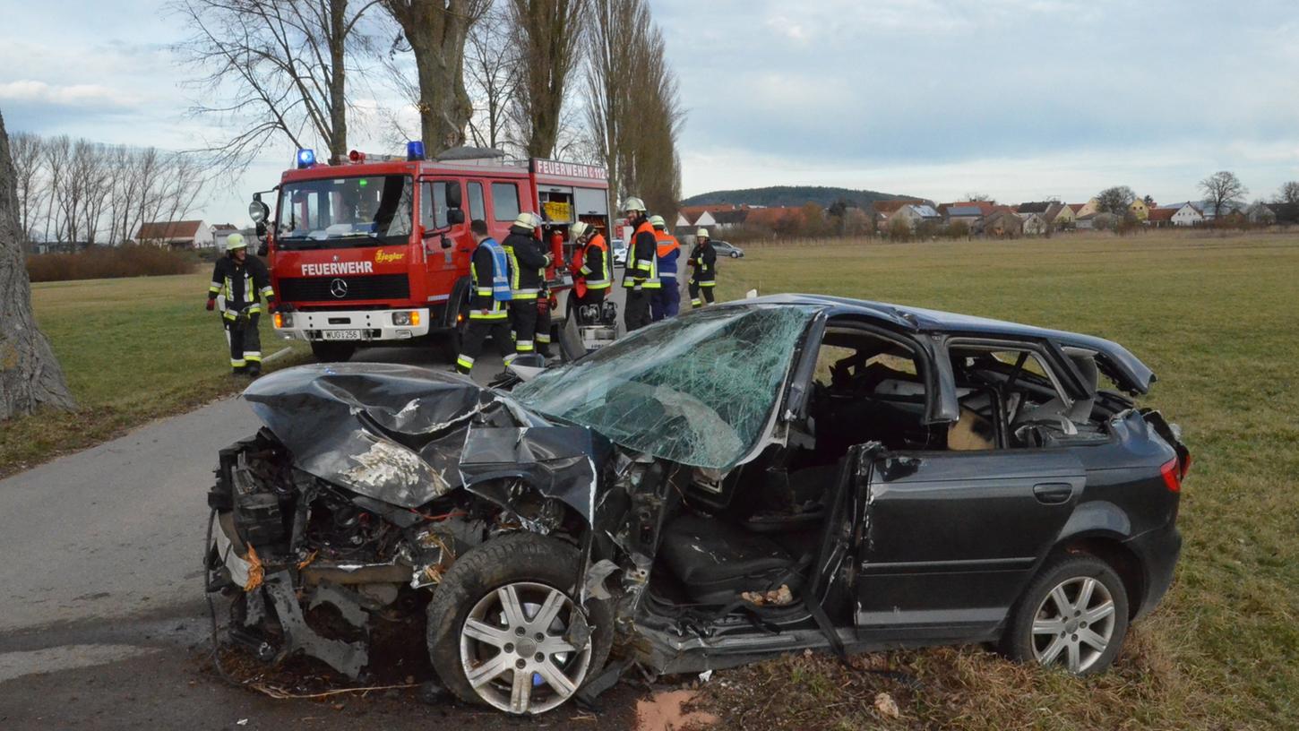 Mit erheblicher Wucht prallte der Fahrer dieses Audi A 3 gegen einen der Alleebäume zwischen Markt Berolzheim und Trommetsheim.