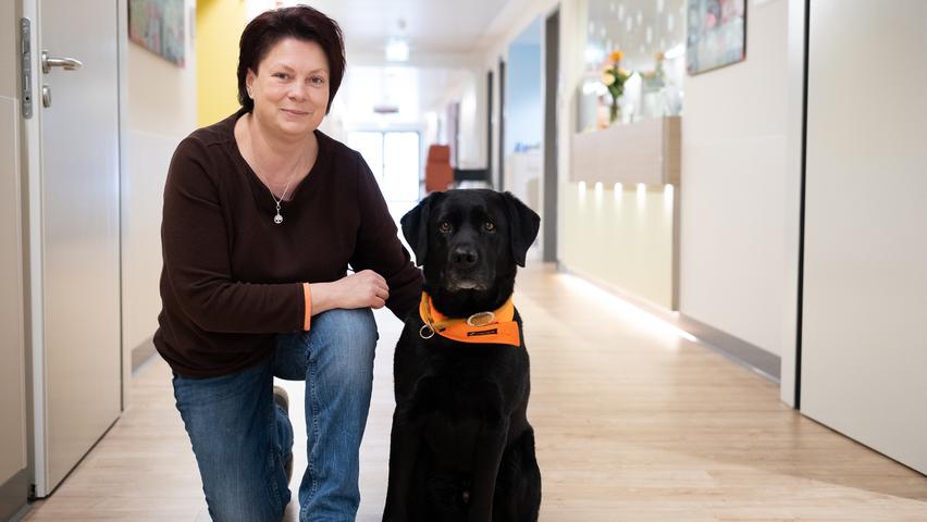 Tatjana Kreiselmeyer und Mailo besuchen Patientinnen und Patienten der Palliativstation. 