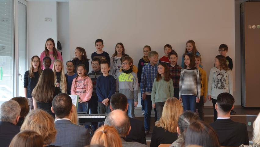 „Kinder kommen gern hierher – Grundschule in Nennslingen“: Der Chor aus Schülerinnen und Schüler der 4. Klassen umrahmte die Begrüßungsreden – unter anderem mit einer Schulhymne.