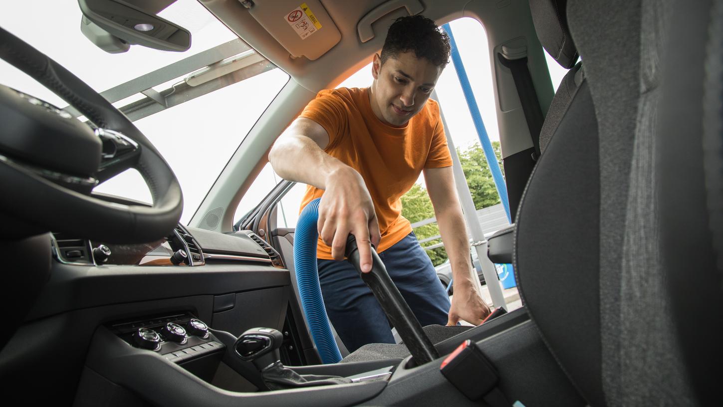 Ein normaler Staubsauger kann noch hilfreicher bei der Autopflege sein, wenn er sich mit Zubehöraufsätzen bestücken lässt. Zum Beispiel, um in Ritzen zu gelangen.