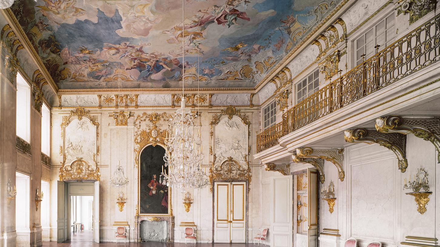 Der Freistaat Bayern investiert rund 2,8 Millionen Euro in die Restaurierung des Carlonesaals in der Residenz Ansbach.  