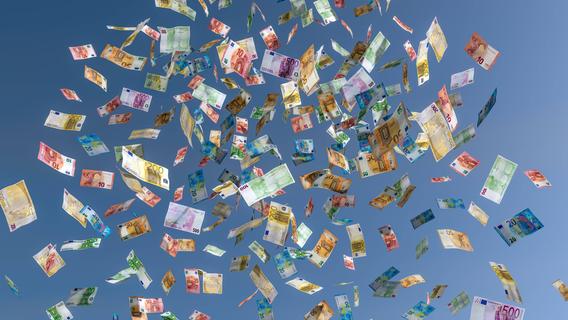 Ärger um den Reichelsdorfer Keller: Aktivist lässt falsche Geldscheine im Rathaus regnen