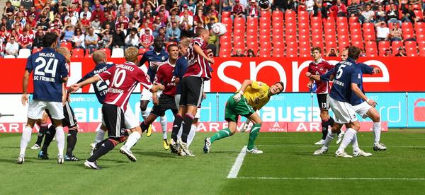 Im Frankenstadion betätigen sich die Südbadener ungeachtet davon penetrant als Spaßbremsen. Im August 2010 - zur Heimpremiere in der noch jungen Saison - sieht's anfänglich gar nicht schlecht aus. Ekici-Standards sorgen für Unordnung und nach einer Viertelstunde für das 1:0: Julian Schieber nutzt die Abstimmungsprobleme zwischen SC-Schlussmann Simon Pouplin und Heiko Butscher, köpft aus der Nahdistanz ein.