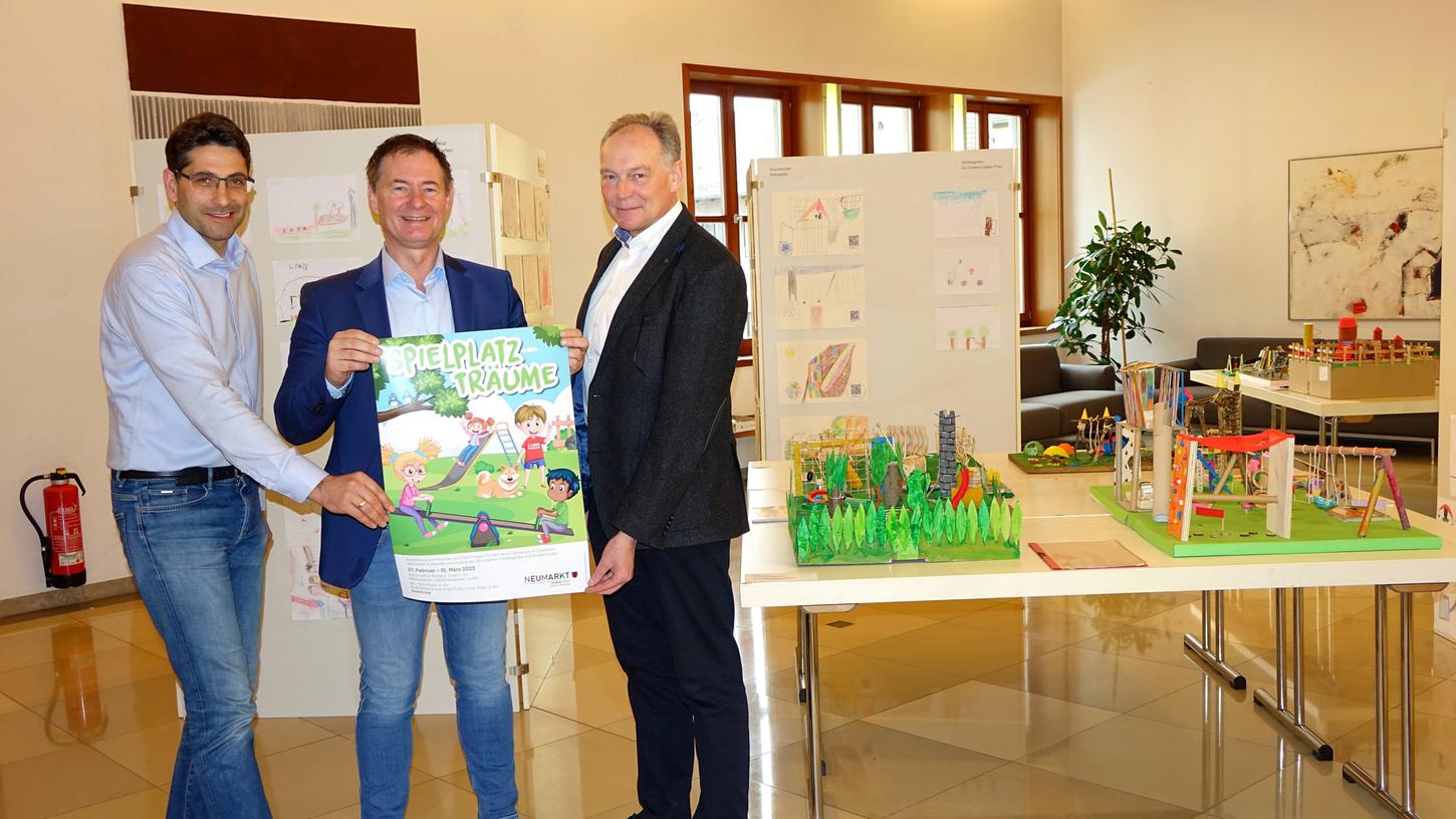 Die Ausstellung ist aufgebaut, Lutz Worthmann, Oberbürgermeister Thomas Thumann und Werner Schütt (von links).