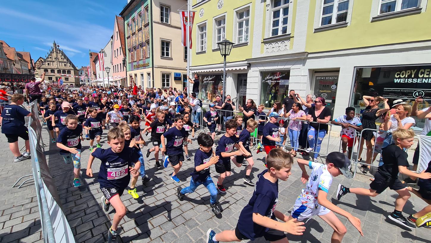 Vor allem die Nachwuchsrennen ziehen beim Weißenburger Altstadtlauf zahlreiche Teilnehmer an – das zeigt auch unser Bild vom letztjährigen Start der Schüler.