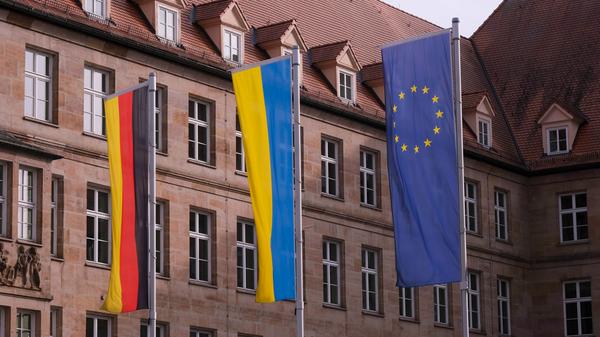 An vielen öffentlichen Plätzen wurde die ukrainische Fahne gehisst - hier am Richard-Wagner-Platz vor dem Opernhaus.