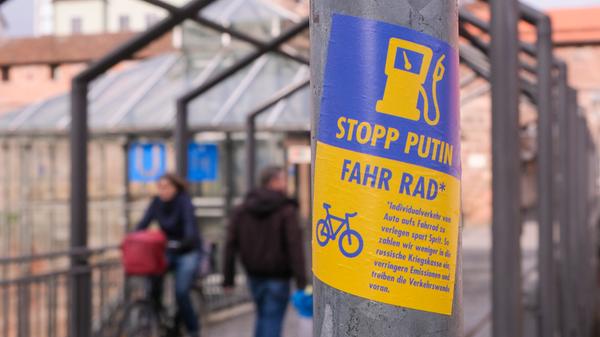 Dutzende Aktivisten aus dem Umfeld der Klimagerechtigkeitsbewegung hatten in Nürnberg und Umgebung Sticker mit den Farben der Ukraine angebracht.