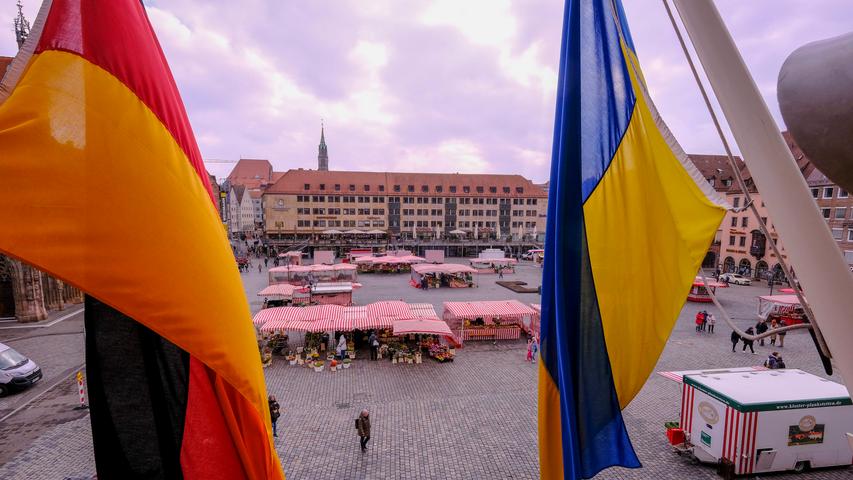Am Rathaus wurde die ukrainische Flagge ebenfalls gehisst. 