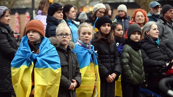 Ein Jahr Krieg gegen die Ukraine: Bewegende Mahnwache in der Fürther Adenaueranlange