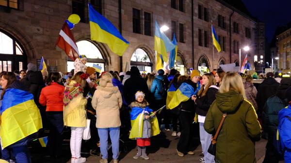 Abends verwandelte sich die Nürnberger Innenstadt in ein Meer aus blau-gelben Fahnen. Ein breites Bündnis aus Parteien und zivilgesellschaftlichen Organisationen hatte anlässlich des Jahrestags des russischen Angriffs auf die Ukraine zur Solidaritätskundgebung aufgerufen.