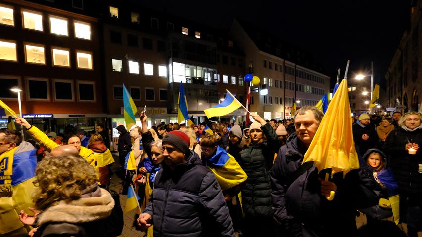 Die Töne waren sehr unterschiedlich: Mal kämpferischer, mal leiser demonstrierten die Teilnehmer ihren Rückhalt für die Ukraine.