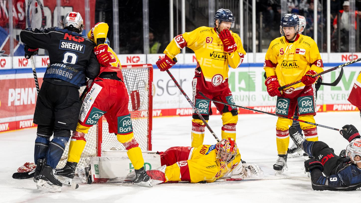 Zum teil absurde Szenen: Vor Henrik Haukeland entwickelte sich zwischendurch jede Situation zu einem Wimmelbild. Zum teil absurde Szenen: Vor Henrik Haukeland entwickelte sich zwischendurch jede Situation zu einem Wimmelbild.