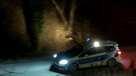 Mehrere Augenzeugen konnten den Polizeieinsatz von ihren Häusern aus beobachten. Mehrere Augenzeugen konnten den Polizeieinsatz von ihren Häusern aus beobachten.