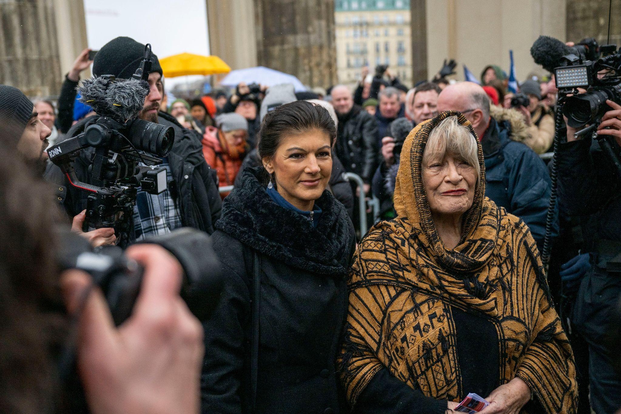 Tausende Folgen Demo-Aufruf Von Wagenknecht Und Schwarzer