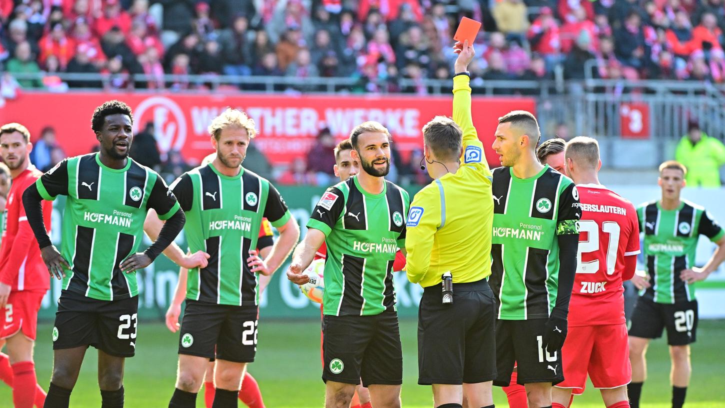 Gelb-Rot nach 29 Minuten: Simon Astas Arbeitstag war am Samstag früh beendet. Sein Trainer war entsprechend sauer.