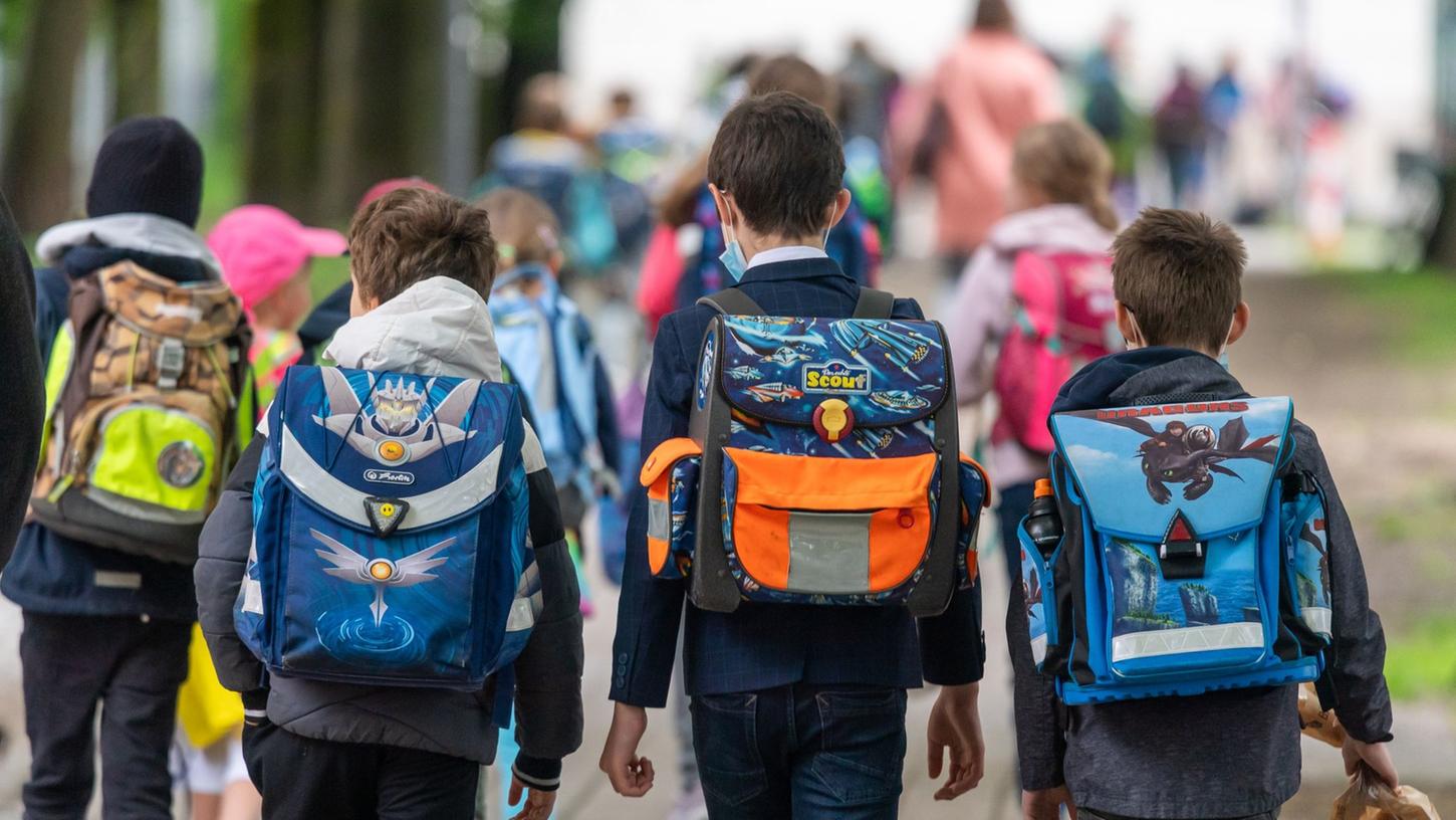 In Herzogenaurach geht die Sorge um. Männer sollen Kinder auf dem Schulweg angesprochen haben. (Symbolbild)