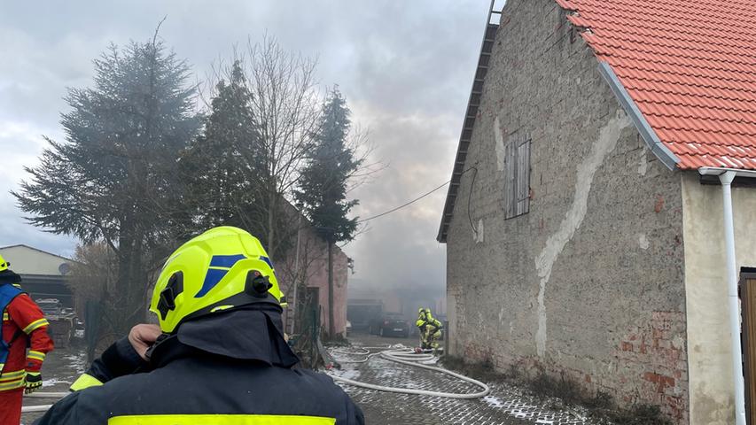 Der Brand sei gegen 12 Uhr von Anwohnerinnen und Anwohnern gemeldet worden, wie ein Sprecher der Feuerwehr Landkreis Neustadt an der Aisch/Bad Windhseim erklärte.