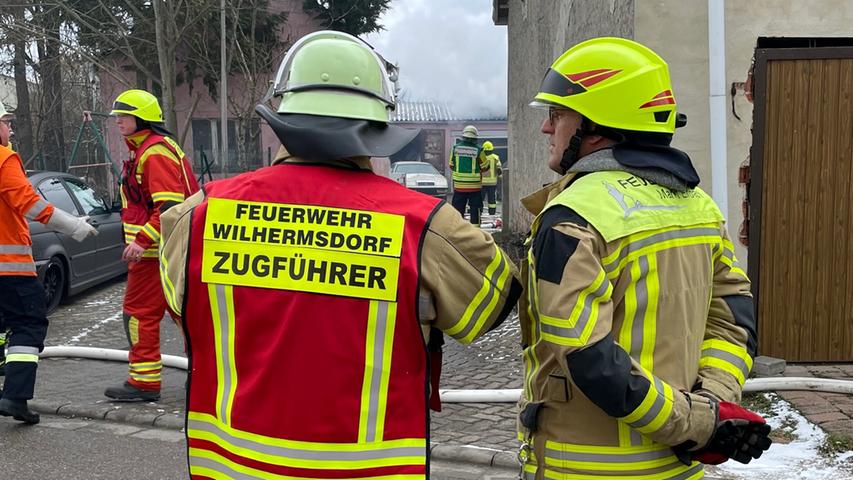 Unter anderem die Drehleiter aus Dietenhofen, größere Feuerwehren aus Markt Erlbach, Wilhermsdorf, Neuhof an der Zenn und kleinere umliegende Rettungskräfte waren im Einsatz.