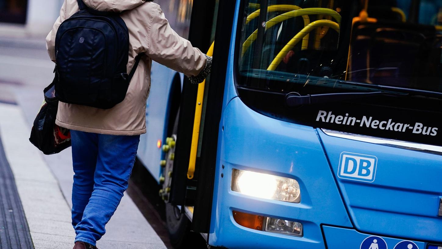 Bus- und Bahnanbieter pochen auf eine gesicherte Finanzierung des künftigen 49-Euro-Tickets für den bundesweiten Nahverkehr auch über die Startphase hinaus.