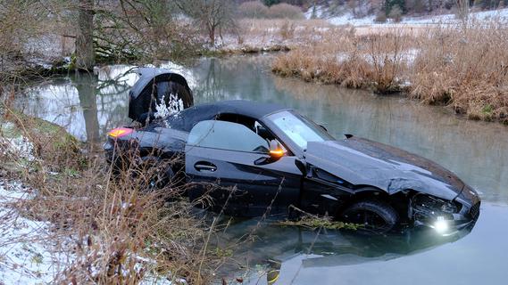 Mit dem Cabrio in den Mühlbach bei Suffersheim: Fahrer war zunächst verschwunden
