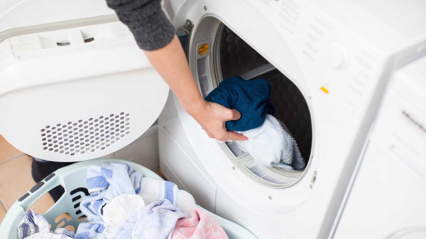 Bei zu viel Wäsche in der Trommel werden die Klamotten bei einem Waschgang nicht optimal sauber.