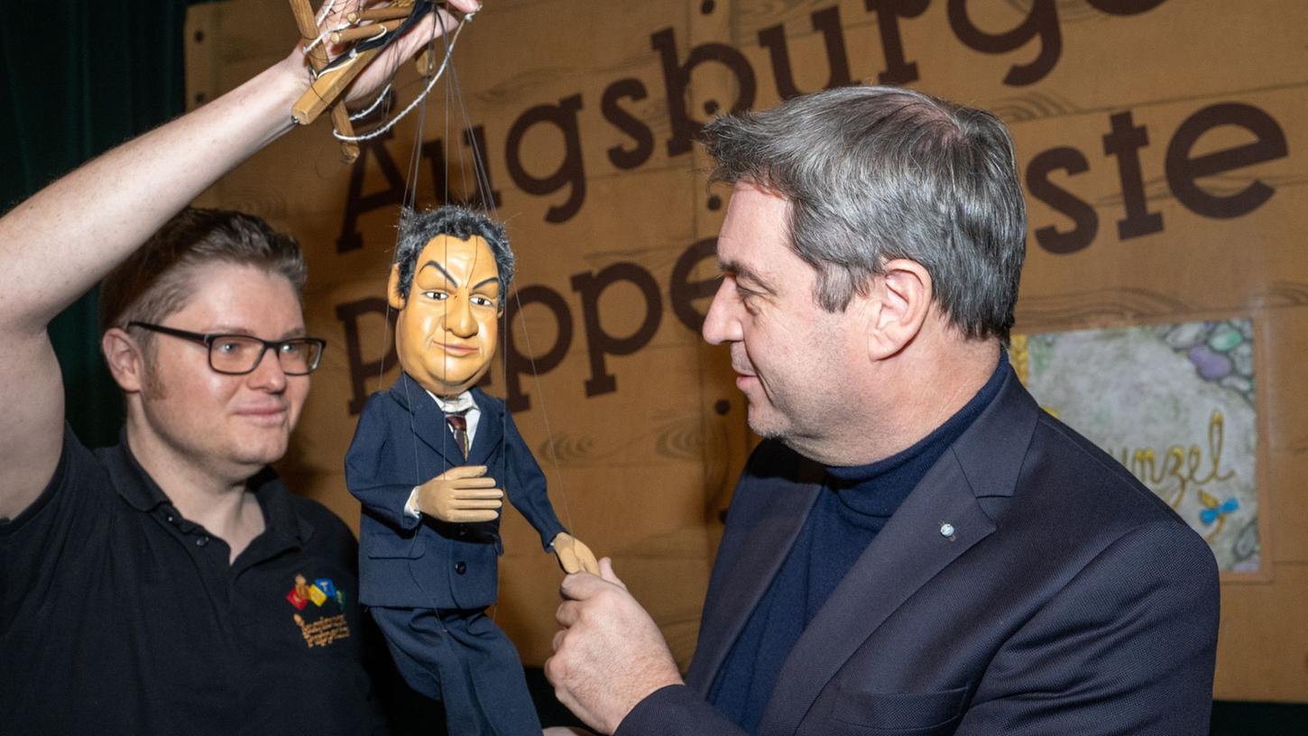 Mut hat er ja: Markus Söder scheut sich nicht davor, bei der Augsburger Puppenkiste die Patenschaft über die Söder-Marionette zu übernehmen. Links Puppenkisten-Regisseur Florian Moch.   