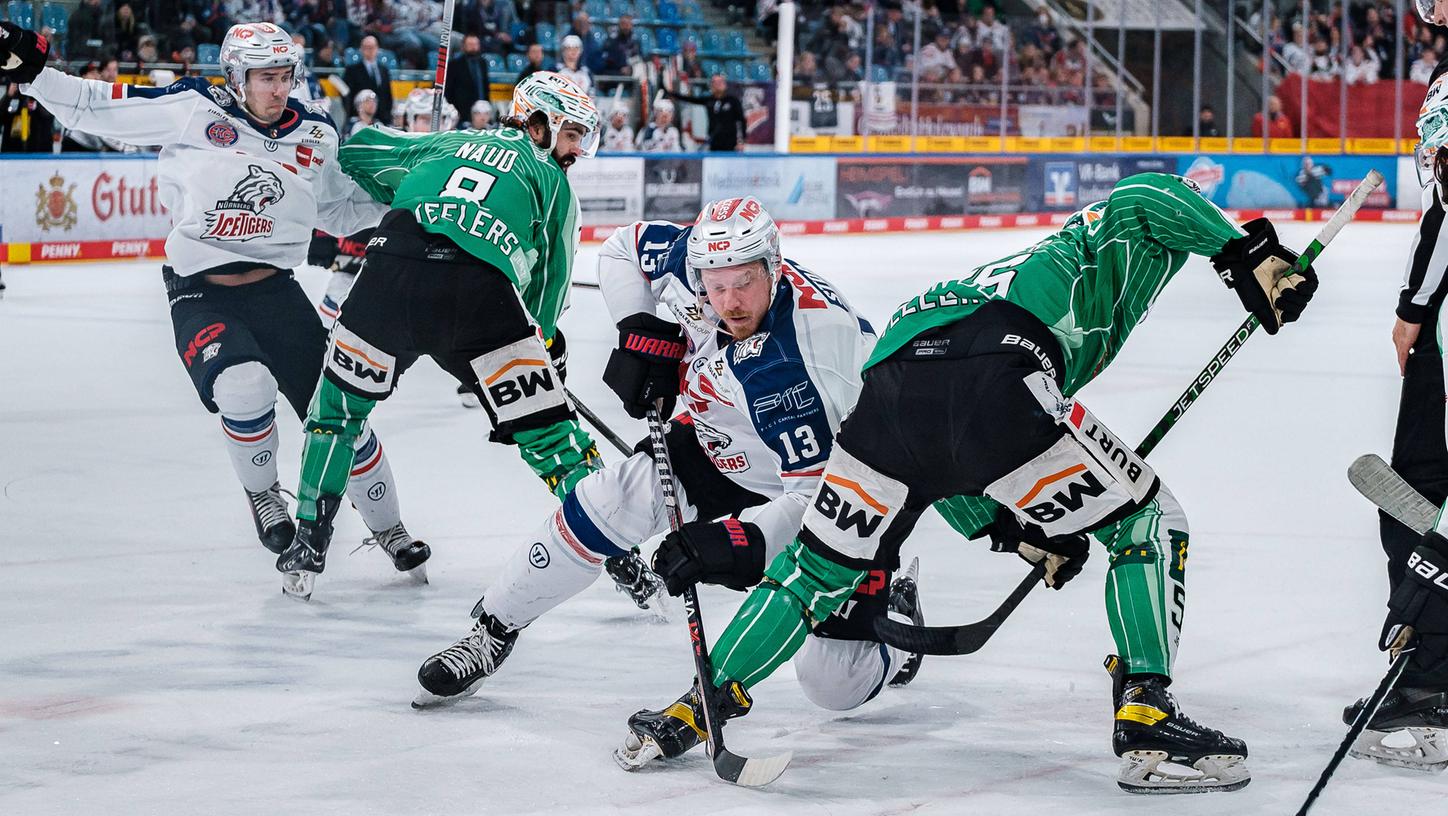 Chaos in der Egetrans Arena: Für ein ordentliches Ergebnis präsentierten Tim Fleischer (links), Ryan Stoa und die Ice Tigers in Bietigheim zu schwach.