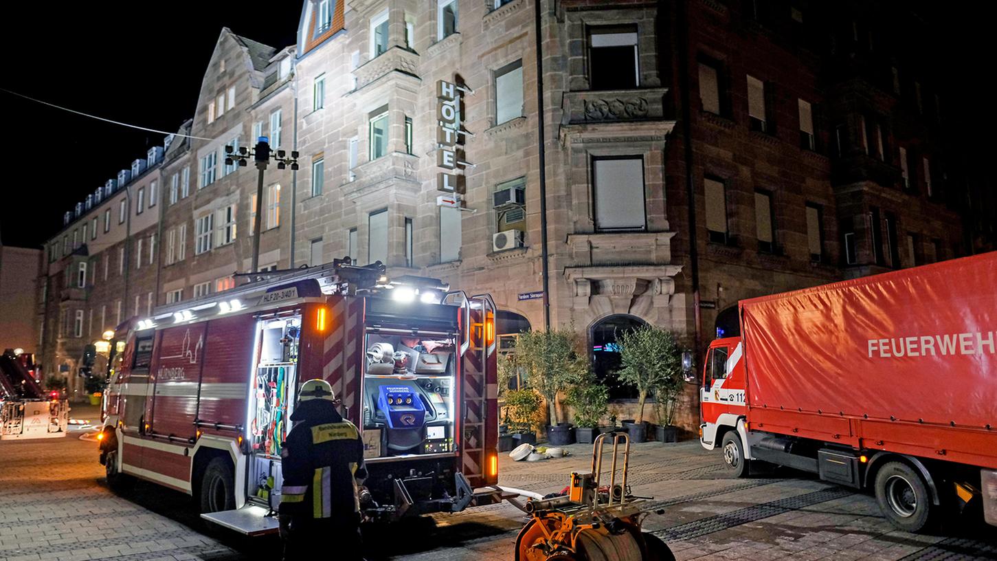 Die Nürnberger Feuerwehr hatte das Feuer in der Vorderen Sterngasse schnell unter Kontrolle gebracht. Die Brandursache ist noch unklar.