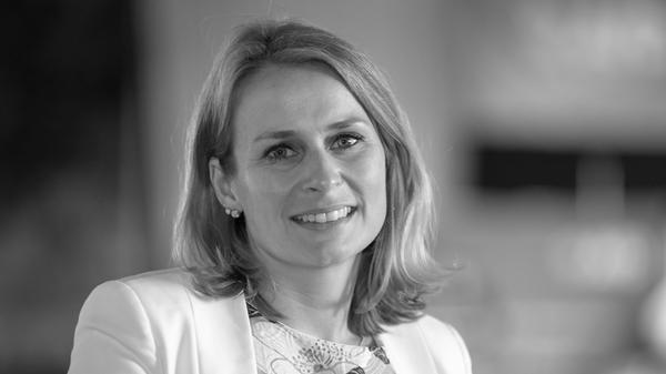 Corinna Miazga ist im Alter von 39 Jahren ihrer Brustkrebserkrankung erlegen. Die AfD-Politikerin aus Oldenburg hatte Bayern zu ihrer "Wahlheimat" gemacht und fungierte dort als Landesvorsitzende sowie als stellvertretende Fraktionsvorsitzende ihrer Partei im Bundestag.