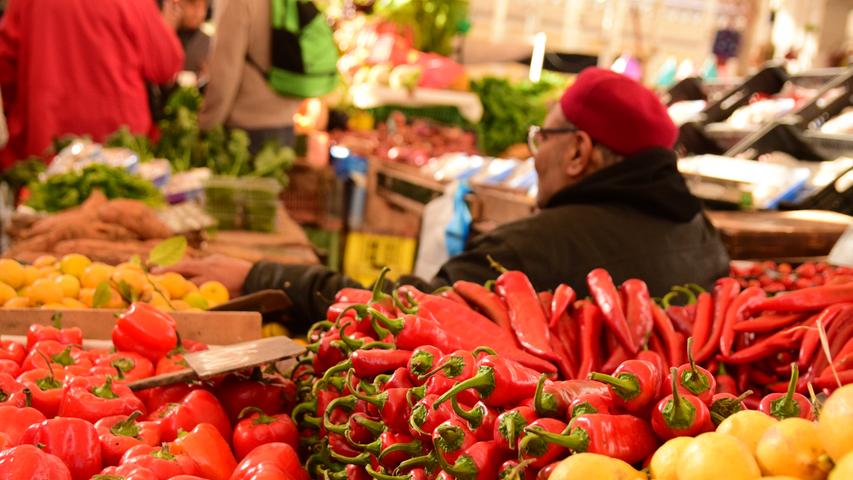 In Tunesiens Hauptstadt Tunis leben 2,5 Millionen Einwohner. Ein zentraler Ort der Begegnung ist der Marchée Central, der große Markt, auf dem jede Art von Lebensmitteln und Gewürzen angeboten wird. Die Reisereportage zu dieser Bildergalerie lesen Sie auf unserem Premiumportal nn.de.