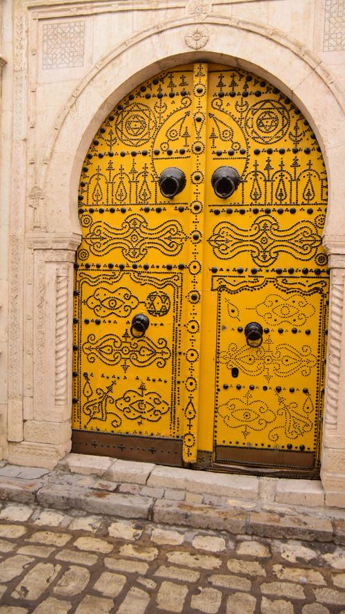 Reichlich verzierte Türen laden hier zum Fotografieren ein, kleine Geschäfte und Cafés sowie die Moschee zum Kennenlernen des tunesischen Hauptstadtlebens. Es empfiehlt sich auch, eine Nacht in der Medina zu übernachten. Die Reisereportage zu dieser Bildergalerie lesen Sie auf unserem Premiumportal nn.de.