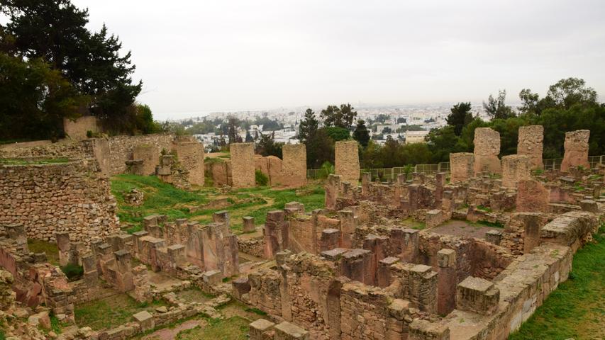 Ein Gefühl für die wechselhafte Geschichte des Landes erhält man bei einem Spaziergang zwischen den Ruinen der einstigen phönizischen Handelsstadt Karthago. Die Römer zerstörten diese Stadt und nutzen ihre Steine teilweise für eigene Gebäude.